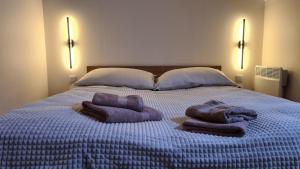 Un dormitorio con una cama con toallas moradas. en Apartament Komarno IV, en Jelenia Góra