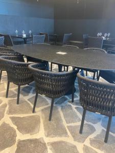 Salinas Exclusive Resort في سالينوبوليس: طاولة وكراسي في غرفة طعام