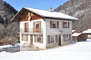 uma casa na neve nas montanhas em Le clair logis em Sixt