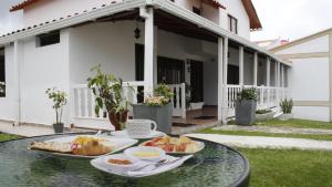 ein Tisch mit Tellern voller Essen darauf in der Unterkunft Hotel El Jerarca in Filandia