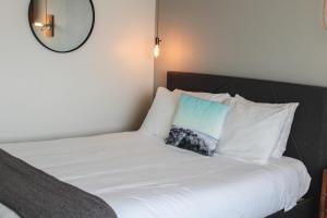 Postel nebo postele na pokoji v ubytování Adrift Hotel
