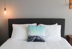 Postel nebo postele na pokoji v ubytování Adrift Hotel