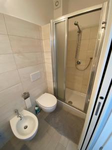 a bathroom with a shower and a toilet and a sink at SeaBreeze Vernazza in Vernazza