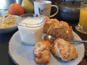 een bord met brood en een glas melk bij Le Havre de Gaïa in Charnècles