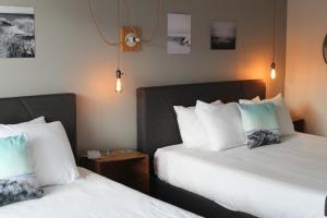 Postel nebo postele na pokoji v ubytování Adrift Hotel