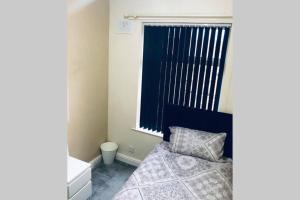 Manchester Lounge 4/BR house Stockport Airport