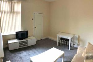 Manchester Lounge 4/BR house Stockport Airport