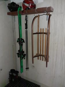 Un par de esquís colgando de una pared en Sellrain apartment, en Sellrain