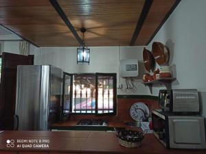 Il comprend une cuisine équipée d'un réfrigérateur et d'une fenêtre. dans l'établissement Casa Rural: "la Encina", à Setenil de las Bodegas