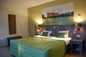 a hotel room with a bed and a painting on the wall at De Willigen Logies in Vreeland