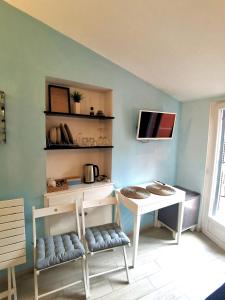 a room with a table and a chair and a tv at SeaBreeze Vernazza in Vernazza