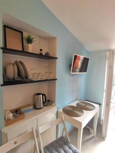 a room with a table and chairs and a tv at SeaBreeze Vernazza in Vernazza