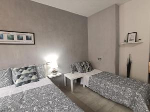 a hotel room with two beds and a table at SeaBreeze Vernazza in Vernazza