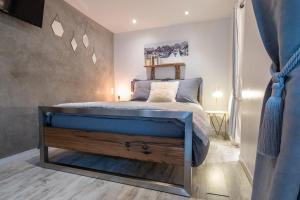 um quarto com uma cama com um colchão azul em Un Cottage Alpin chaleureux dans le coeur d Annecy avec 2 vélos em Annecy
