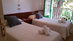 Un pat sau paturi într-o cameră la Hotel Gesòria Porta Ferrada