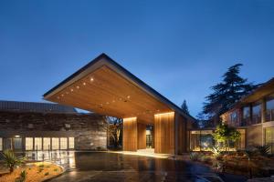 圣罗莎Flamingo Resort & Spa Santa Rosa Sonoma, Tapestry by Hilton的享有带大型木质建筑的房屋外部景致