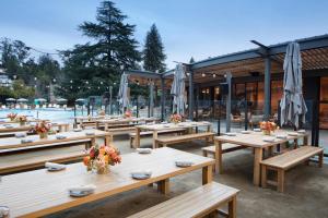 Flamingo Resort & Spa Santa Rosa Sonoma, Tapestry by Hilton内部或周边的泳池