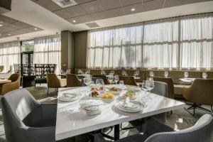 Wyndham Garden Sacramento Airport Natomas tesisinde bir restoran veya yemek mekanı