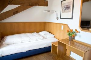 Un pat sau paturi într-o cameră la Hotel Weber