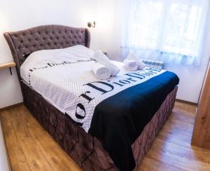 een bed met twee kussens in een slaapkamer bij Iznad oblaka A3 kod Kraljevih čardaka Vikend naselje bb in Kopaonik