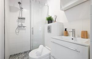 uma casa de banho branca com um chuveiro, um WC e um lavatório. em Mikroklimatyczny apartament dla 4 osób em Szklarska Poręba
