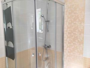 La salle de bains est pourvue d'une douche avec une porte en verre. dans l'établissement Apartment in Klimno/Insel Krk 38204, à Klimno