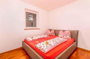 ein Bett in einem Zimmer mit zwei Kissen darauf in der Unterkunft Apartment in Klimno - Insel Krk 38204 in Klimno