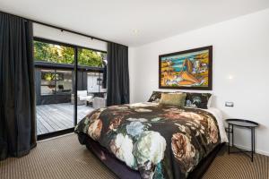 Кровать или кровати в номере Black Luxury Lodge