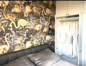 eine Wand mit einer Tapete mit Flamingos drauf in der Unterkunft Baltic Riviera Apartments - Garden Sanctuary Retreat in Danzig