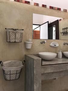 a bathroom with two sinks and a mirror at El Rubicón (casa de campo) in Concepción del Uruguay