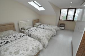 Postel nebo postele na pokoji v ubytování Dekar Apartments