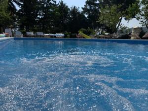 een groot zwembad met blauw water bij Belvilla by OYO Villa Somnium in Albanella