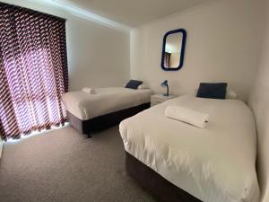 A bed or beds in a room at Banksia 1