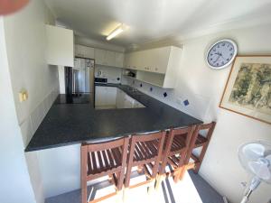 A kitchen or kitchenette at Banksia 1