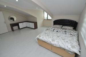 Postel nebo postele na pokoji v ubytování Dekar Apartments