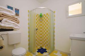 W łazience znajduje się prysznic, toaleta i umywalka. w obiekcie Apartment Labin 23 w mieście Labin