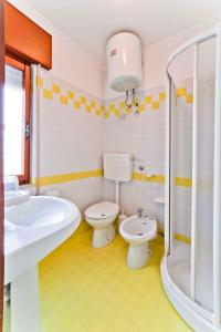 ビビオーネにあるApartments in Bibione 24391のバスルーム(洗面台2台、トイレ、シャワー付)