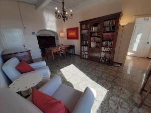ein Wohnzimmer mit einem Sofa und einem Kronleuchter in der Unterkunft Belvilla by OYO Cennini in Montecastelli