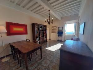 ein Wohnzimmer mit einem Tisch und einem Esszimmer in der Unterkunft Belvilla by OYO Cennini in Montecastelli