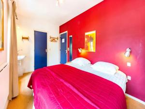 - une chambre rouge avec un grand lit et un mur rouge dans l'établissement Magnificent Holiday Home in Sint Martens Voeren with Garden, à Berg