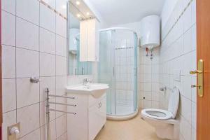 Kúpeľňa v ubytovaní Two-Bedroom Apartment in Novigrad I