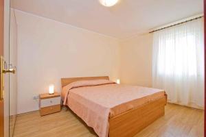 Giường trong phòng chung tại Two-Bedroom Apartment in Novigrad I