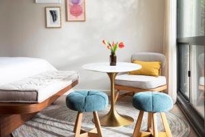 Flamingo Resort & Spa Santa Rosa Sonoma, Tapestry by Hilton客房内的一张或多张床位