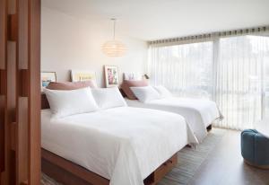 Flamingo Resort & Spa Santa Rosa Sonoma, Tapestry by Hilton客房内的一张或多张床位