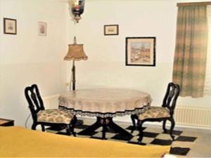 jadalnia ze stołem i dwoma krzesłami w obiekcie Apartment in Mölbling - Kärnten 69  +9 zdjęć