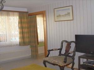 salon z krzesłem i telewizorem w obiekcie Apartment in Mölbling - Kärnten 69 