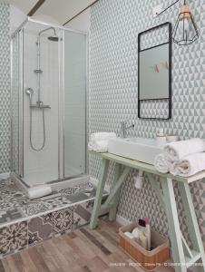 a bathroom with a sink and a shower at Vestal Suites Classic in Cambrils