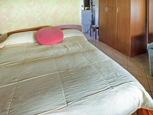 A bed or beds in a room at Cottage in Parole near Forest and Lake