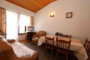 Televízia a/alebo spoločenská miestnosť v ubytovaní Apartment in Silo/Insel Krk 14540