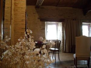 - un salon avec une table et un bouquet de ballons dans l'établissement La Tour des Laudes, à Breuil-Barret